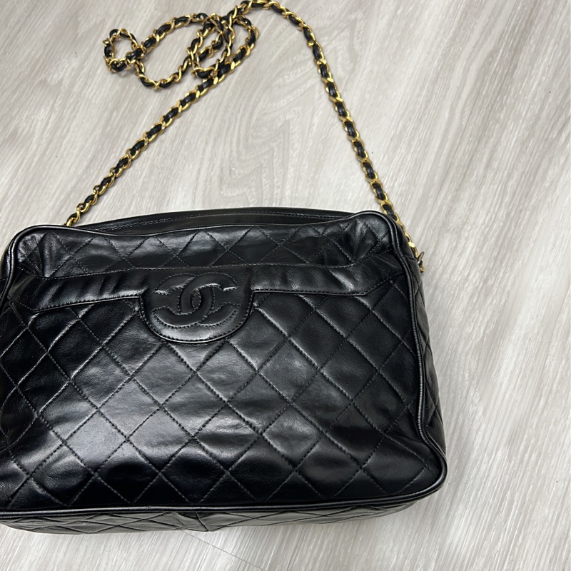收藏 Chanel老香 流蘇 金鍊 斜背包 相機包🖤🤍 拉鍊有一串流蘇拉鍊金球 復古時髦 超好看非常實用 這個尺寸少有 內有原廠雷標 正常使用包況滿好的 尺寸27x20x7cm 割愛48800🤍🤍-4