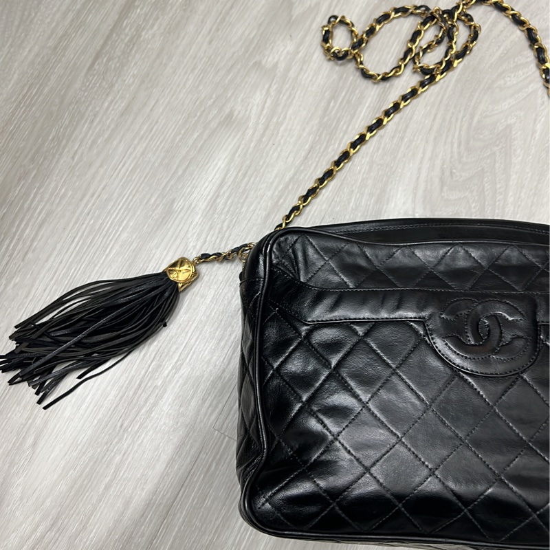 收藏 Chanel老香 流蘇 金鍊 斜背包 相機包🖤🤍 拉鍊有一串流蘇拉鍊金球 復古時髦 超好看非常實用 這個尺寸少有 內有原廠雷標 正常使用包況滿好的 尺寸27x20x7cm 割愛48800🤍🤍-5
