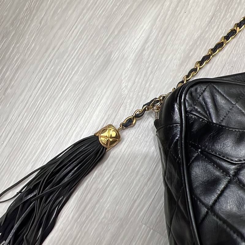 收藏 Chanel老香 流蘇 金鍊 斜背包 相機包🖤🤍 拉鍊有一串流蘇拉鍊金球 復古時髦 超好看非常實用 這個尺寸少有 內有原廠雷標 正常使用包況滿好的 尺寸27x20x7cm 割愛48800🤍🤍-6