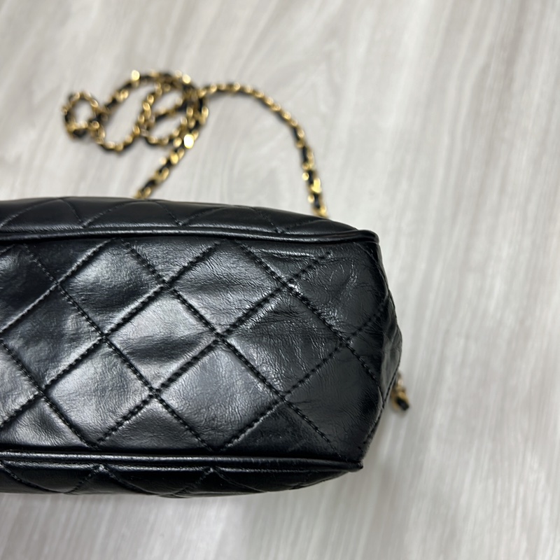 收藏 Chanel老香 流蘇 金鍊 斜背包 相機包🖤🤍 拉鍊有一串流蘇拉鍊金球 復古時髦 超好看非常實用 這個尺寸少有 內有原廠雷標 正常使用包況滿好的 尺寸27x20x7cm 割愛48800🤍🤍-7