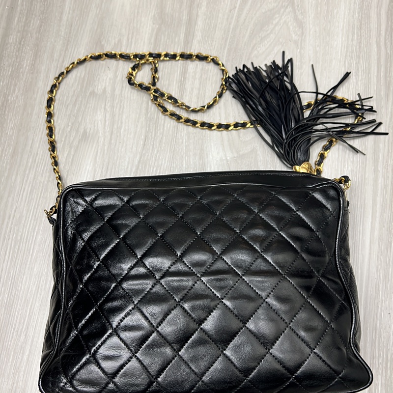 收藏 Chanel老香 流蘇 金鍊 斜背包 相機包🖤🤍 拉鍊有一串流蘇拉鍊金球 復古時髦 超好看非常實用 這個尺寸少有 內有原廠雷標 正常使用包況滿好的 尺寸27x20x7cm 割愛48800🤍🤍-8