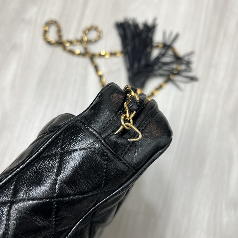 收藏 Chanel老香 流蘇 金鍊 斜背包 相機包🖤🤍 拉鍊有一串流蘇拉鍊金球 復古時髦 超好看非常實用 這個尺寸少有 內有原廠雷標 正常使用包況滿好的 尺寸27x20x7cm 割愛48800🤍🤍-9