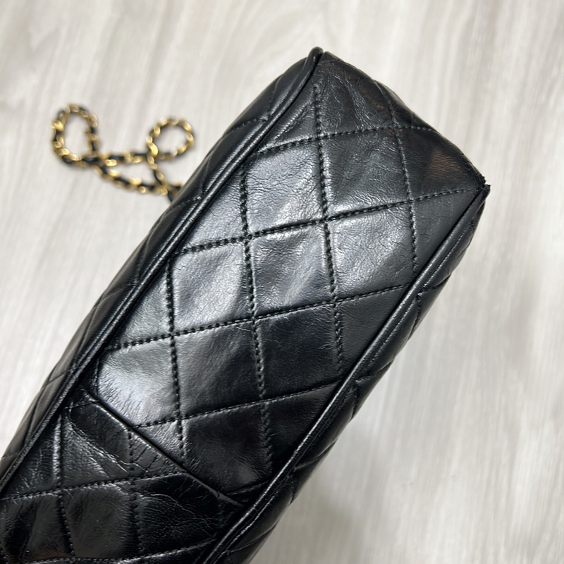 收藏 Chanel老香 流蘇 金鍊 斜背包 相機包🖤🤍 拉鍊有一串流蘇拉鍊金球 復古時髦 超好看非常實用 這個尺寸少有 內有原廠雷標 正常使用包況滿好的 尺寸27x20x7cm 割愛48800🤍🤍-10