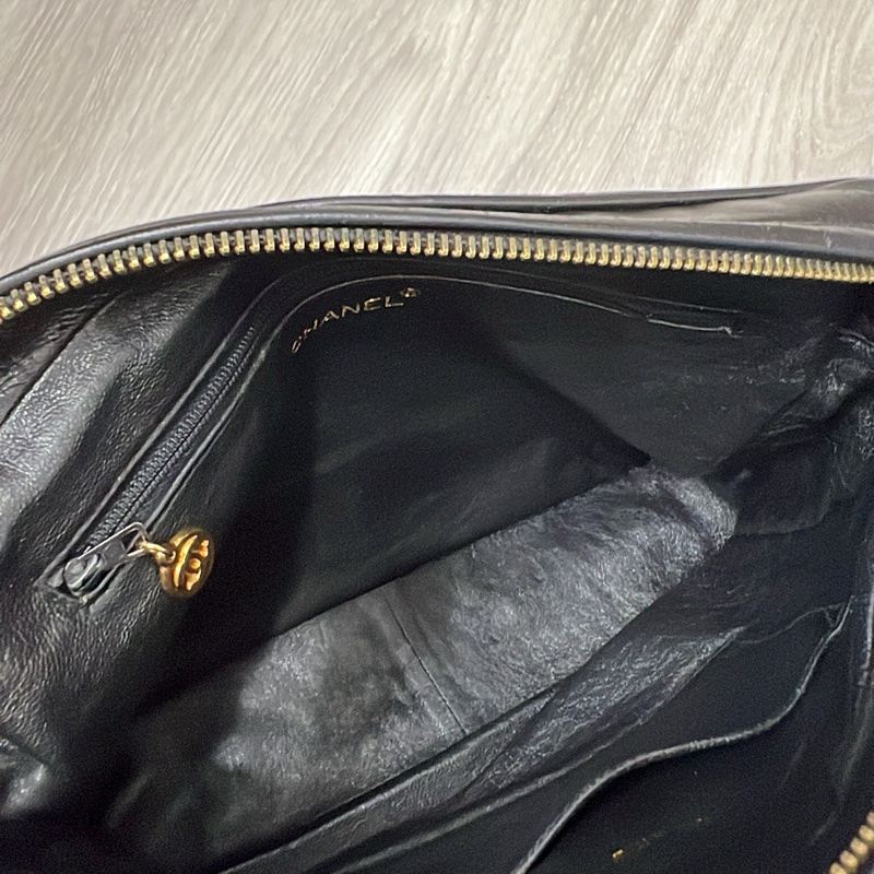 收藏 Chanel老香 流蘇 金鍊 斜背包 相機包🖤🤍 拉鍊有一串流蘇拉鍊金球 復古時髦 超好看非常實用 這個尺寸少有 內有原廠雷標 正常使用包況滿好的 尺寸27x20x7cm 割愛48800🤍🤍-11