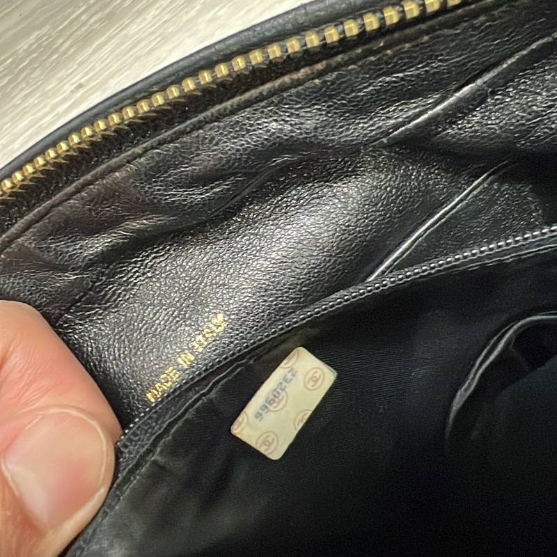 收藏 Chanel老香 流蘇 金鍊 斜背包 相機包🖤🤍 拉鍊有一串流蘇拉鍊金球 復古時髦 超好看非常實用 這個尺寸少有 內有原廠雷標 正常使用包況滿好的 尺寸27x20x7cm 割愛48800🤍🤍-12