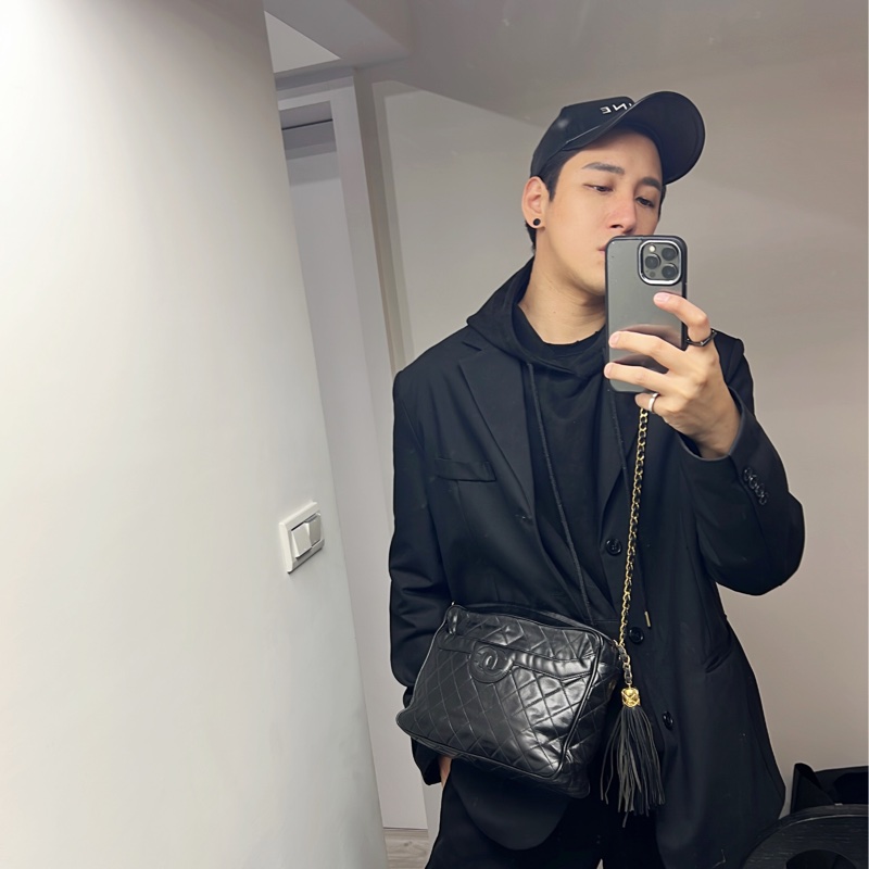 收藏 Chanel老香 流蘇 金鍊 斜背包 相機包🖤🤍 拉鍊有一串流蘇拉鍊金球 復古時髦 超好看非常實用 這個尺寸少有 內有原廠雷標 正常使用包況滿好的 尺寸27x20x7cm 割愛48800🤍🤍-1