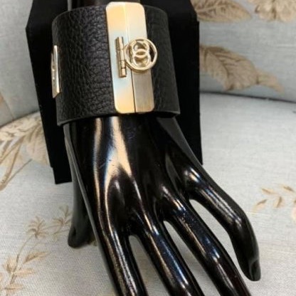 Chanel 非常個性的皮革金屬手環