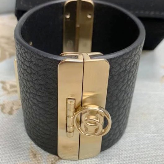 Chanel 非常個性的皮革金屬手環-1