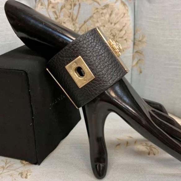 Chanel 非常個性的皮革金屬手環-3