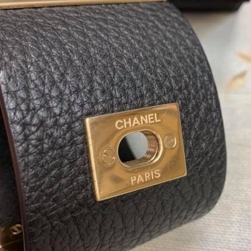 Chanel 非常個性的皮革金屬手環-4