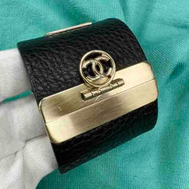 Chanel 非常個性的皮革金屬手環-11