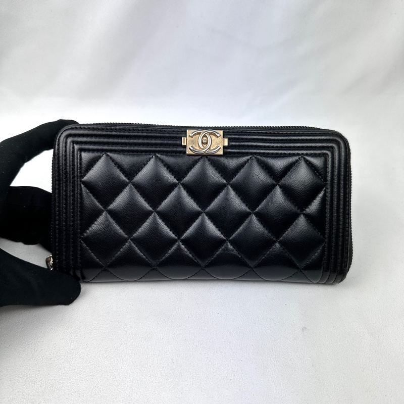 Chanel boy 小羊皮復古金釦拉鍊長夾-1