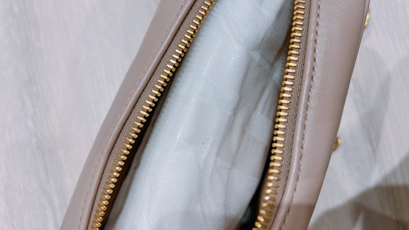 『保留中』MiuMiu 藕粉色相機包-5