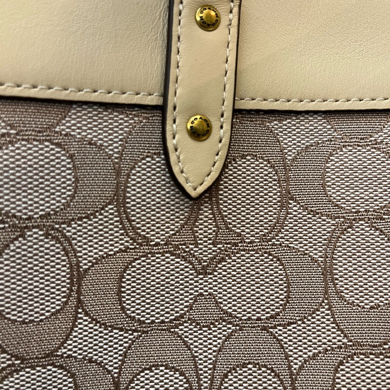 COACH-Field系列滿版老花托特包👜-7