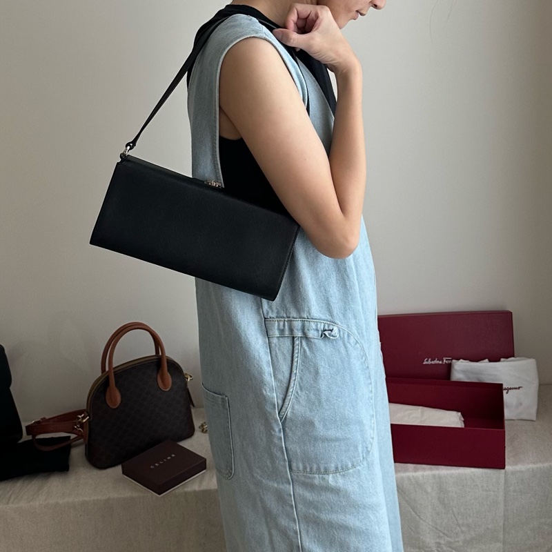 ferragamo 黑銀腋下包-3