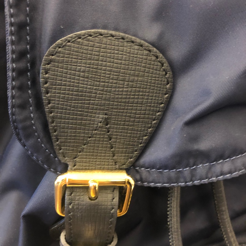 BURBERRY THE RUCKSACK 科技尼龍拼皮革後背斜背兩用包(中型-墨藍)-1