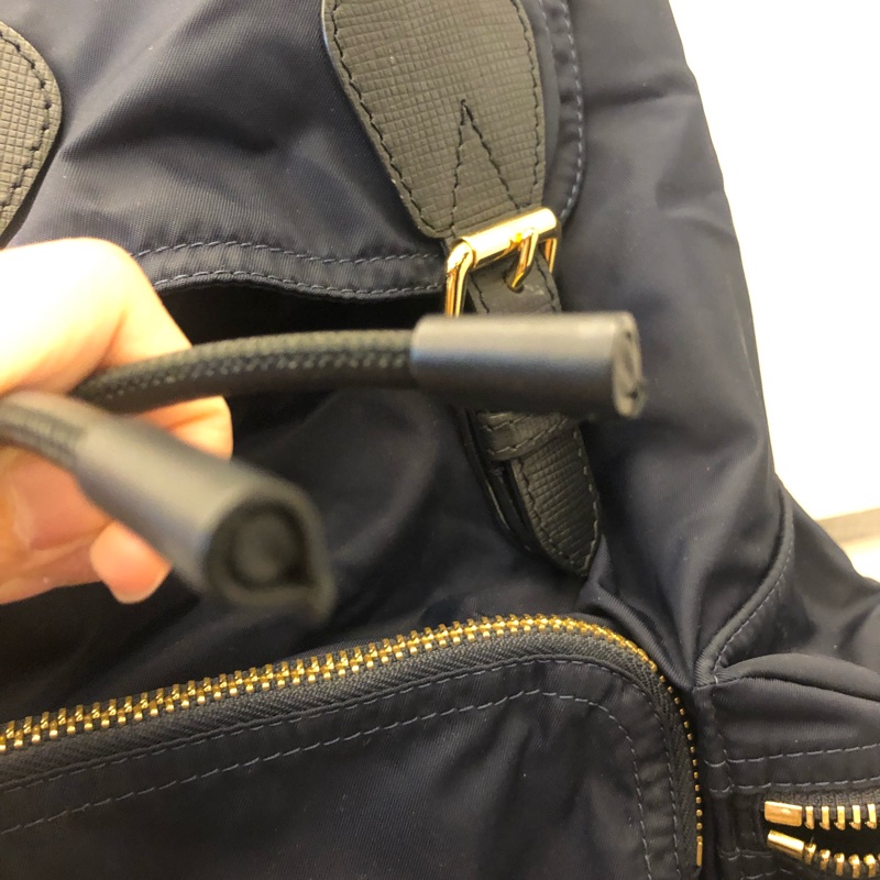 BURBERRY THE RUCKSACK 科技尼龍拼皮革後背斜背兩用包(中型-墨藍)-5
