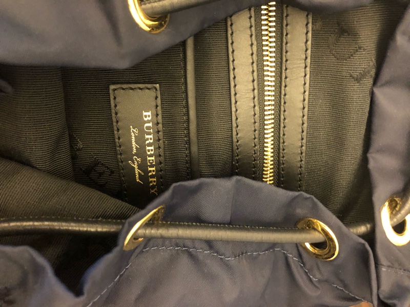 BURBERRY THE RUCKSACK 科技尼龍拼皮革後背斜背兩用包(中型-墨藍)-9