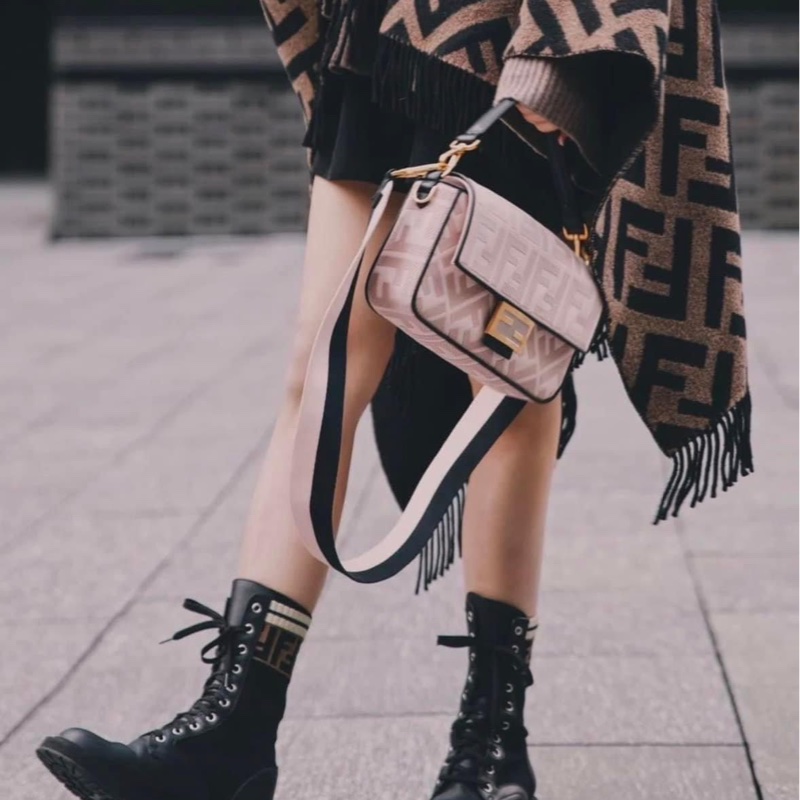 台灣專櫃正品 Fendi 老花襪靴Rockoko 黑色皮革騎士靴搭配彈性布料-12