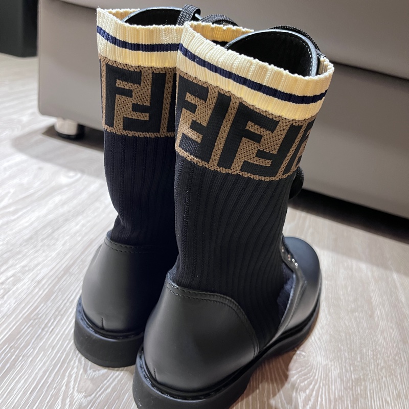 台灣專櫃正品 Fendi 老花襪靴Rockoko 黑色皮革騎士靴搭配彈性布料-2