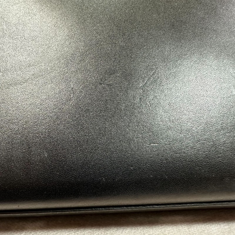 二手（有使用過痕跡）YSl 黑色牛皮晚宴手提包，
此晚宴手提包，採用吸扣開合，SAINTLAURENT PARIS標誌。
MONOGRAM SAINT LAURENT手拿袋，綴以互鎖金屬YSL標誌。-17