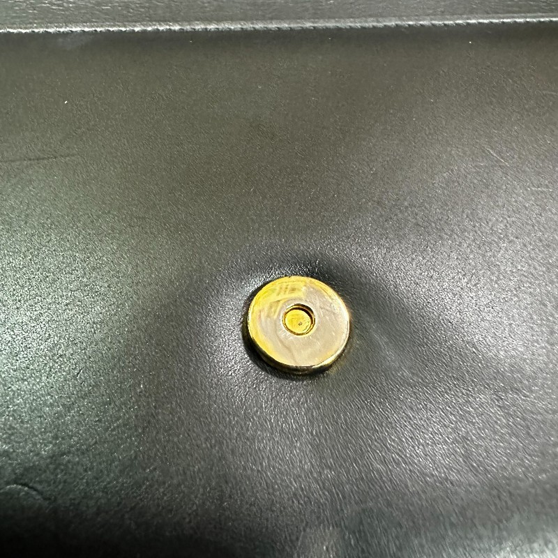 二手（有使用過痕跡）YSl 黑色牛皮晚宴手提包，
此晚宴手提包，採用吸扣開合，SAINTLAURENT PARIS標誌。
MONOGRAM SAINT LAURENT手拿袋，綴以互鎖金屬YSL標誌。-20