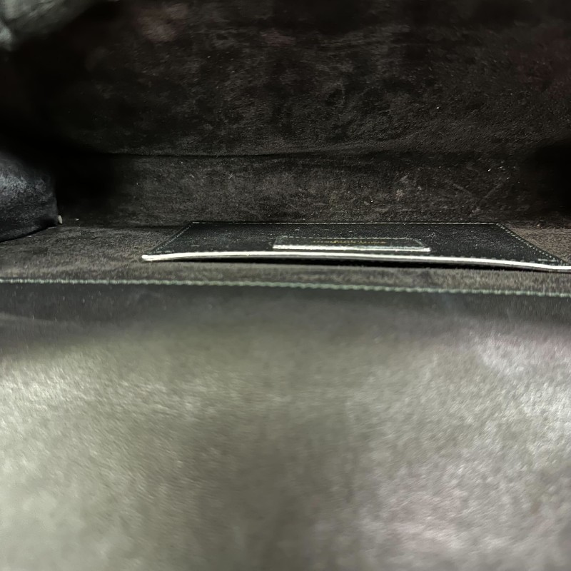 二手（有使用過痕跡）YSl 黑色牛皮晚宴手提包，
此晚宴手提包，採用吸扣開合，SAINTLAURENT PARIS標誌。
MONOGRAM SAINT LAURENT手拿袋，綴以互鎖金屬YSL標誌。-22