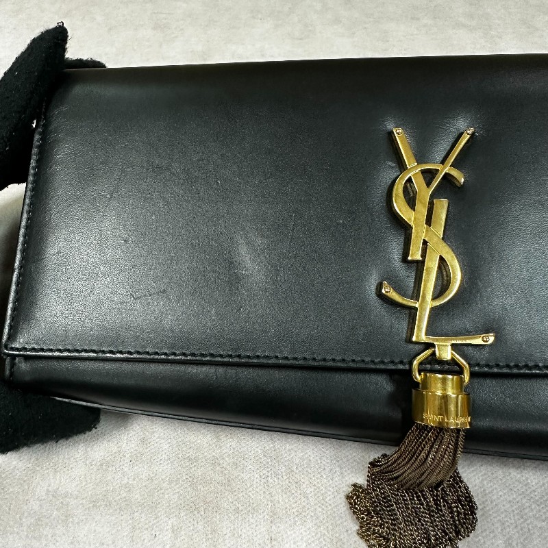 二手（有使用過痕跡）YSl 黑色牛皮晚宴手提包，
此晚宴手提包，採用吸扣開合，SAINTLAURENT PARIS標誌。
MONOGRAM SAINT LAURENT手拿袋，綴以互鎖金屬YSL標誌。-26