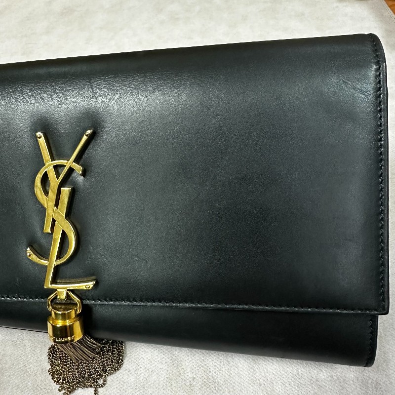 二手（有使用過痕跡）YSl 黑色牛皮晚宴手提包，
此晚宴手提包，採用吸扣開合，SAINTLAURENT PARIS標誌。
MONOGRAM SAINT LAURENT手拿袋，綴以互鎖金屬YSL標誌。-27