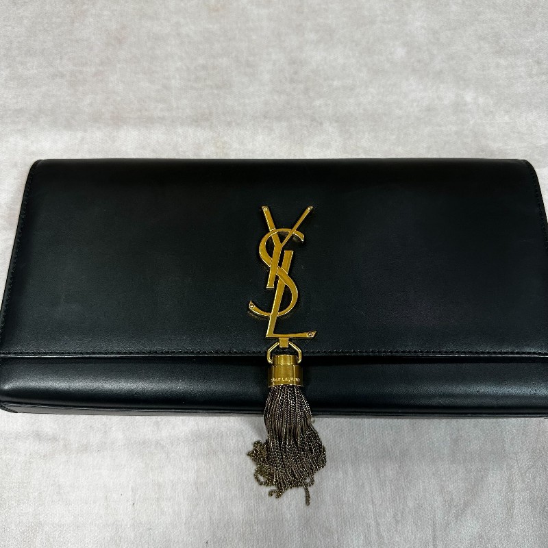 二手（有使用過痕跡）YSl 黑色牛皮晚宴手提包，
此晚宴手提包，採用吸扣開合，SAINTLAURENT PARIS標誌。
MONOGRAM SAINT LAURENT手拿袋，綴以互鎖金屬YSL標誌。-29