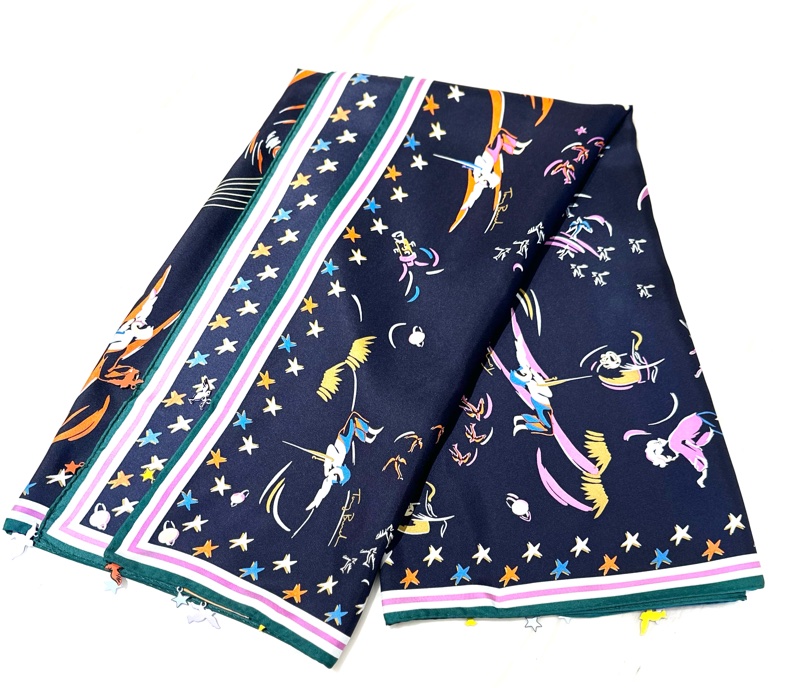 TORY BURCH 藍底綴飾方絲巾，全新-0