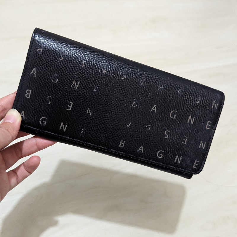 【agnes b.】滿版字母 荔枝紋長夾 黑色-0
