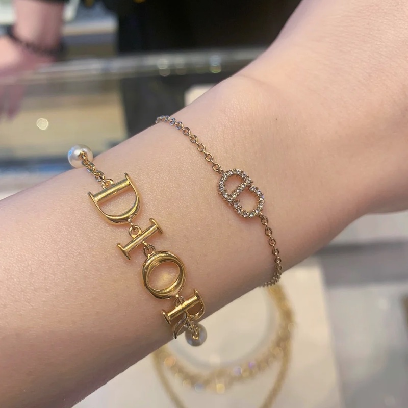 DIOR EVOLUTION 字母手鍊 珍珠手鍊 復古風 字母logo 金色 飾品-9