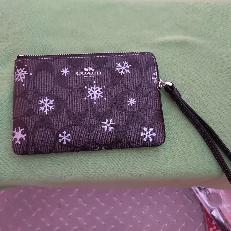 Coach 聖誕節限定黑色雪花小手拿-0