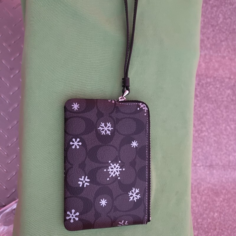 Coach 聖誕節限定黑色雪花小手拿-1