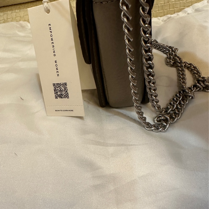 TB 大象灰圓標側背包-4