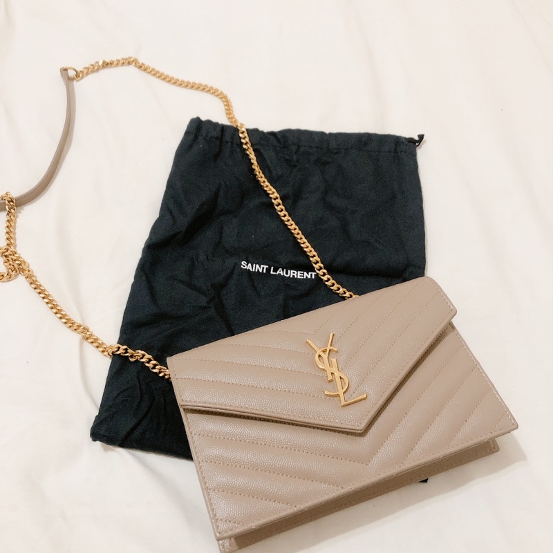 ［保留中］SAINT LAURENT 信封型鍊帶WOC 斜背包(奶茶/金)-0