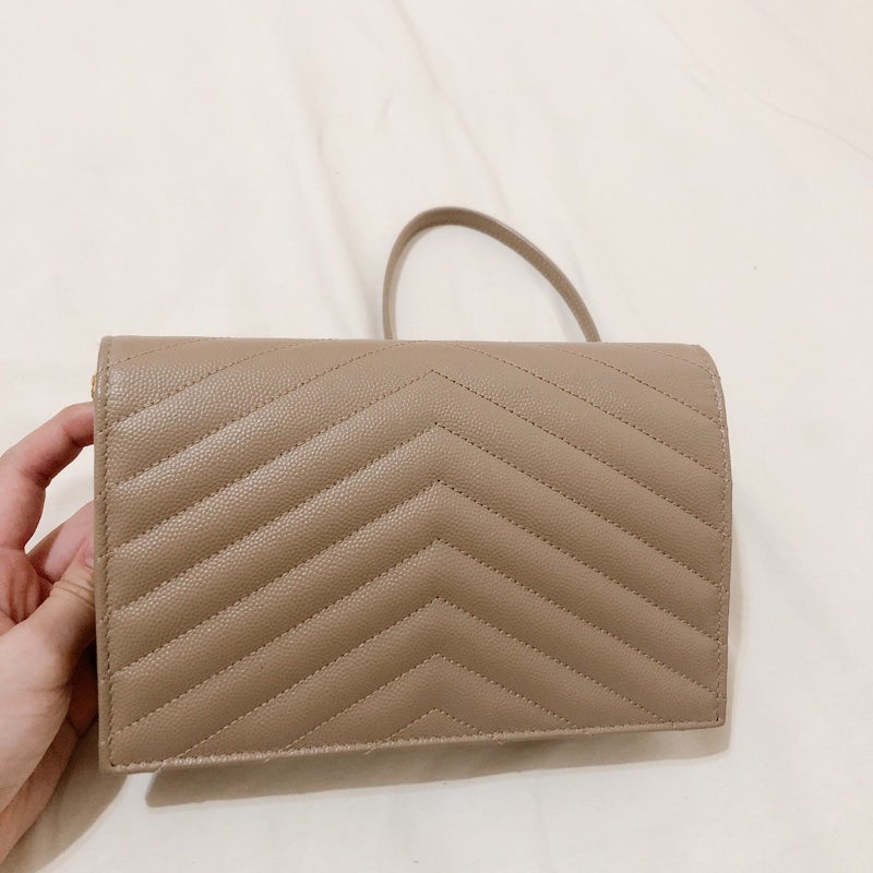 ［保留中］SAINT LAURENT 信封型鍊帶WOC 斜背包(奶茶/金)-3