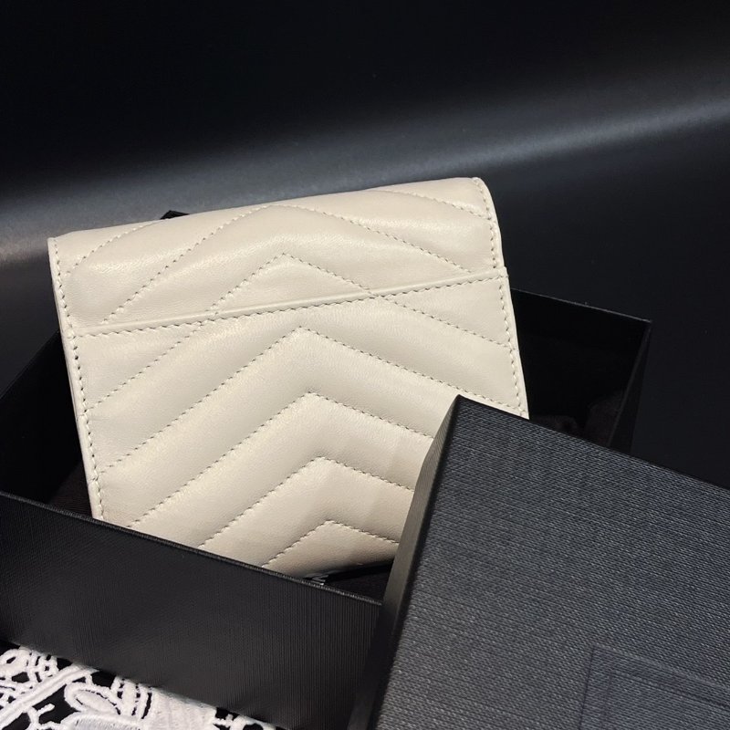 全新品 YVES SAINT LAURENT YSL 米白色 羊皮 金扣 三折零錢短夾/皮夾-1
