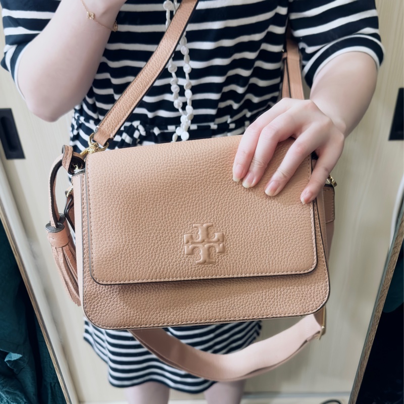 Tory Burch 乾燥玫瑰粉 浮雕流蘇信封包 郵差包 斜背包 相機包 TB Thea-6