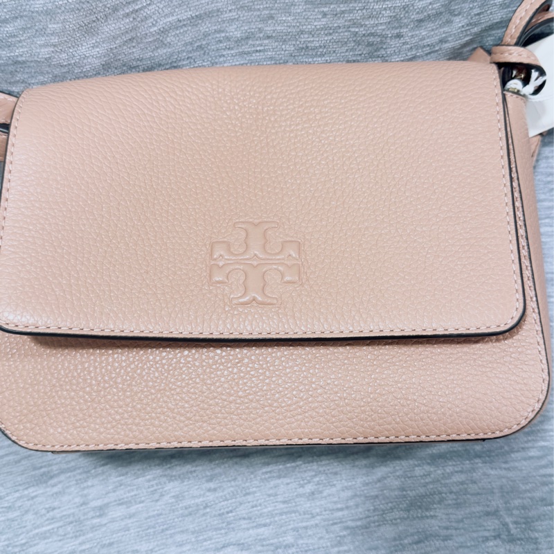 Tory Burch 乾燥玫瑰粉 浮雕流蘇信封包 郵差包 斜背包 相機包 TB Thea-10