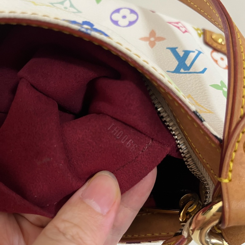 LV 村上隆白彩腋下包-17