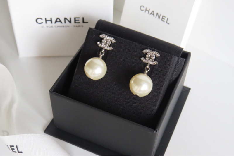 香奈兒經典款垂墜式珍珠耳環-0