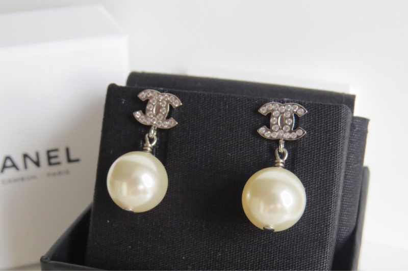 香奈兒經典款垂墜式珍珠耳環-1