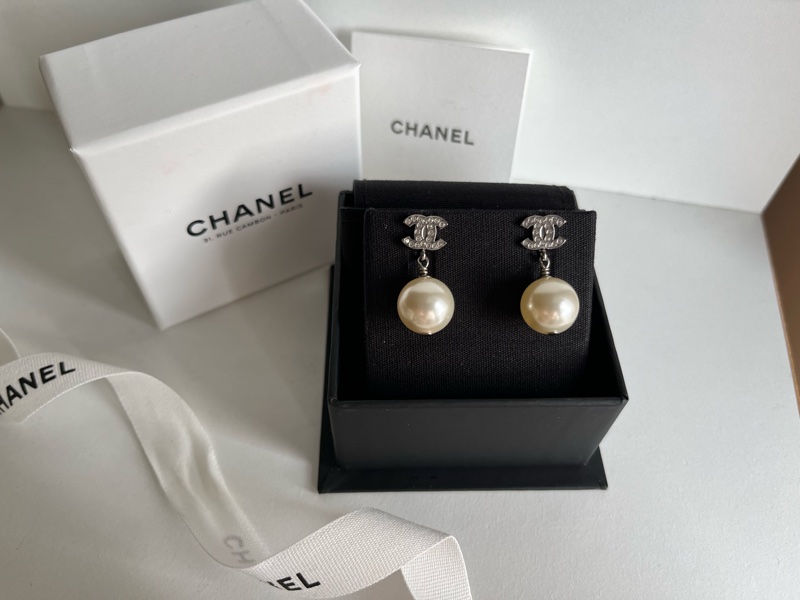 香奈兒經典款垂墜式珍珠耳環-2