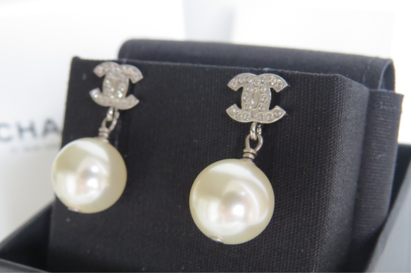 香奈兒經典款垂墜式珍珠耳環-3