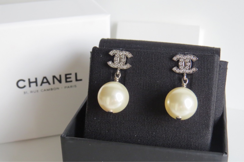 香奈兒經典款垂墜式珍珠耳環-4