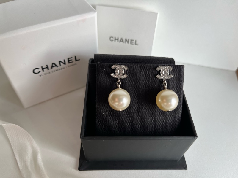 香奈兒經典款垂墜式珍珠耳環-5