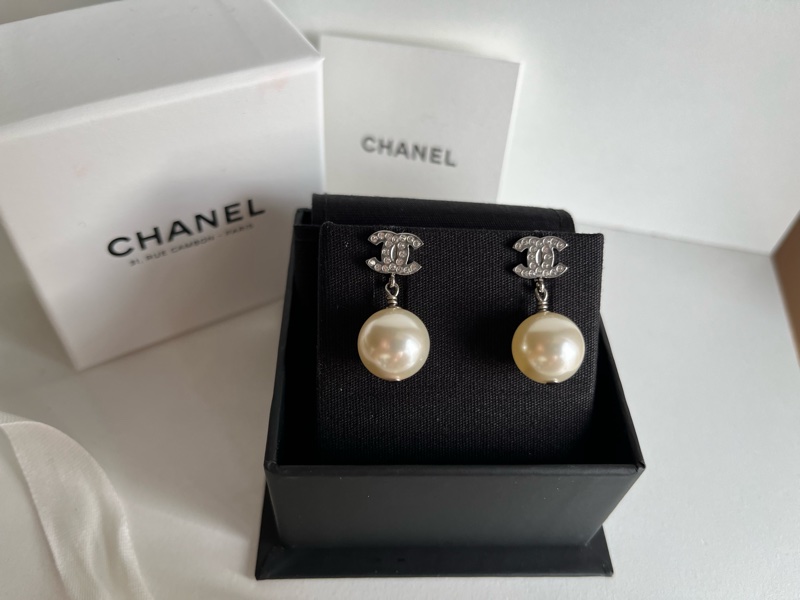 香奈兒經典款垂墜式珍珠耳環-6