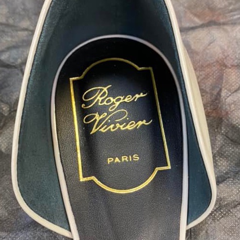 Roger Vivier 絕美的漸層方釦平底鞋-4